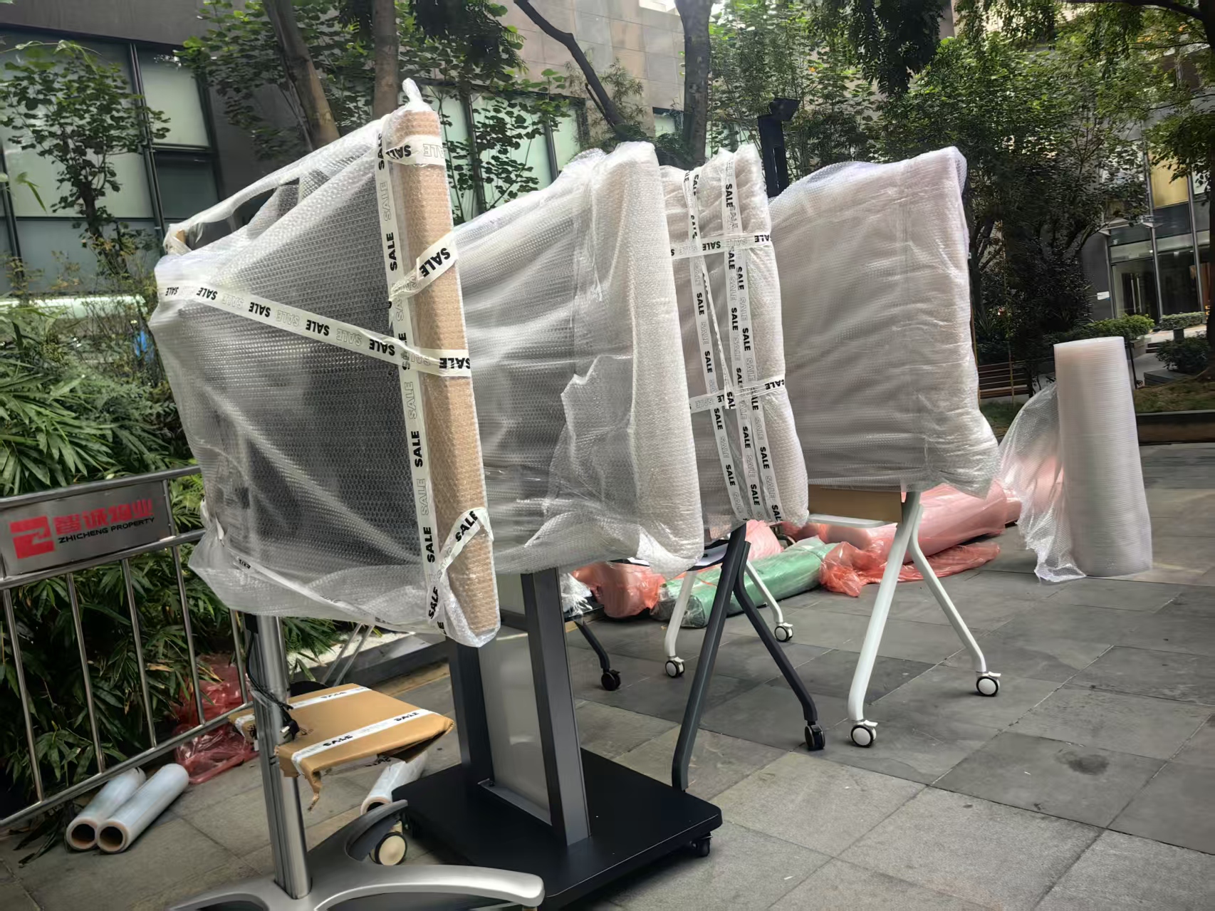 办公设备采用加厚气泡膜全包裹，边角加装护角，外箱标注楼层与部门对应信息