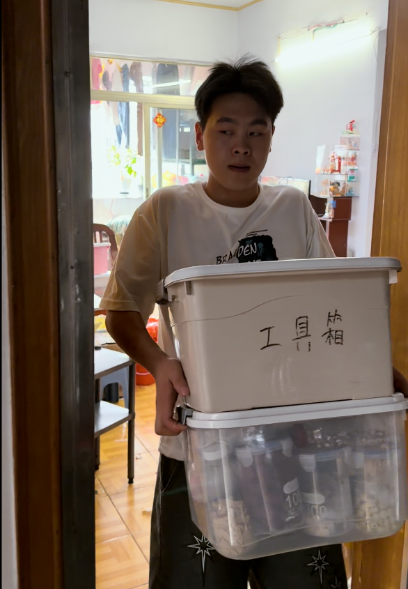 作业人员逐区域收纳打包,收纳箱标注品类,工具、生活用品分箱存放,标识清晰可辨