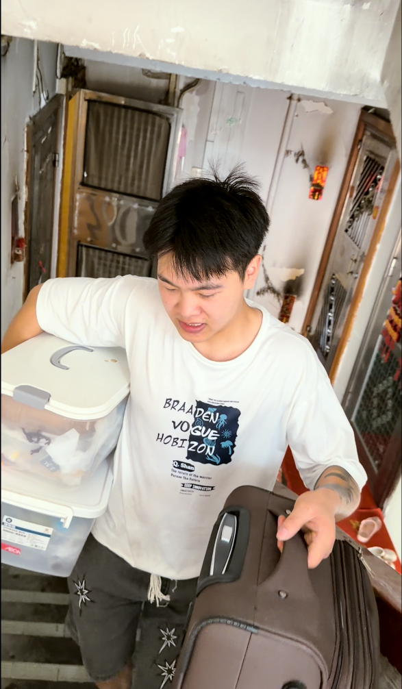 作业人员搬运收纳箱平稳走步梯,匀速通过楼道转角,全程轻拿轻放
