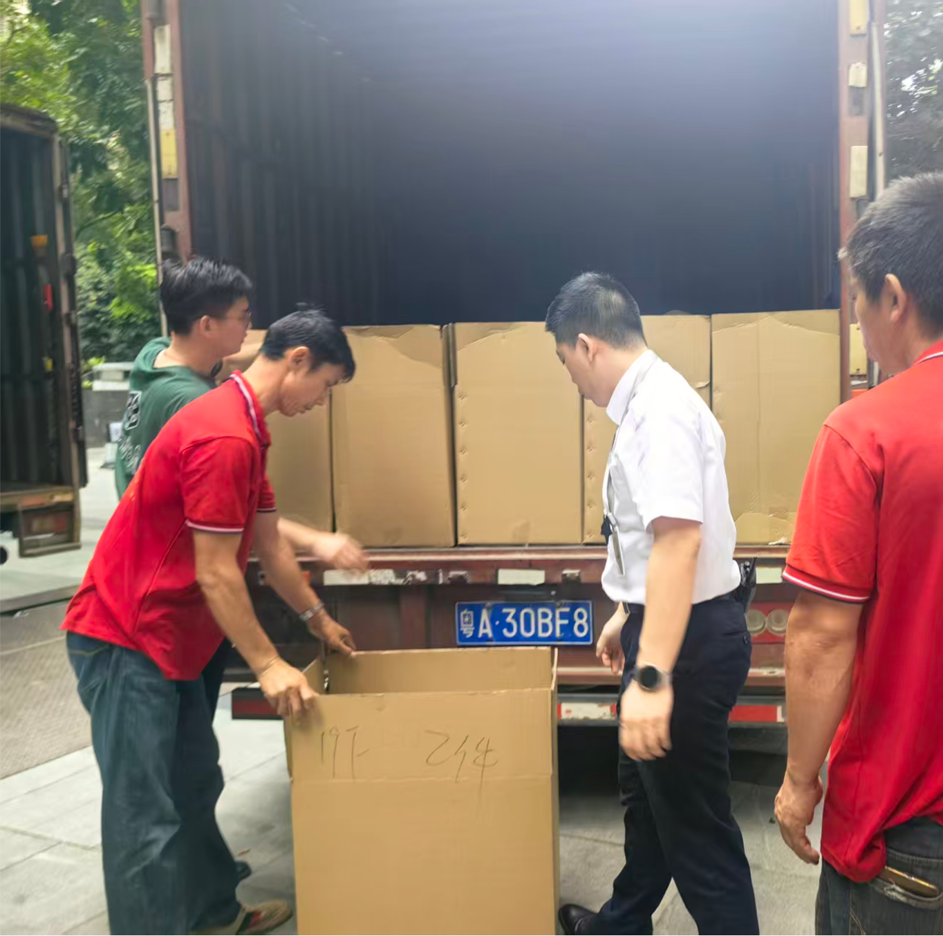 项目负责人全程现场管控，逐箱核对编号与数量，装车后固定确认，每一步骤留痕