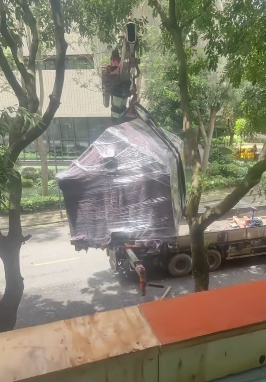 专业吊车采用柔性吊带作业,全程专人指挥,平稳起吊精准对接窗口。