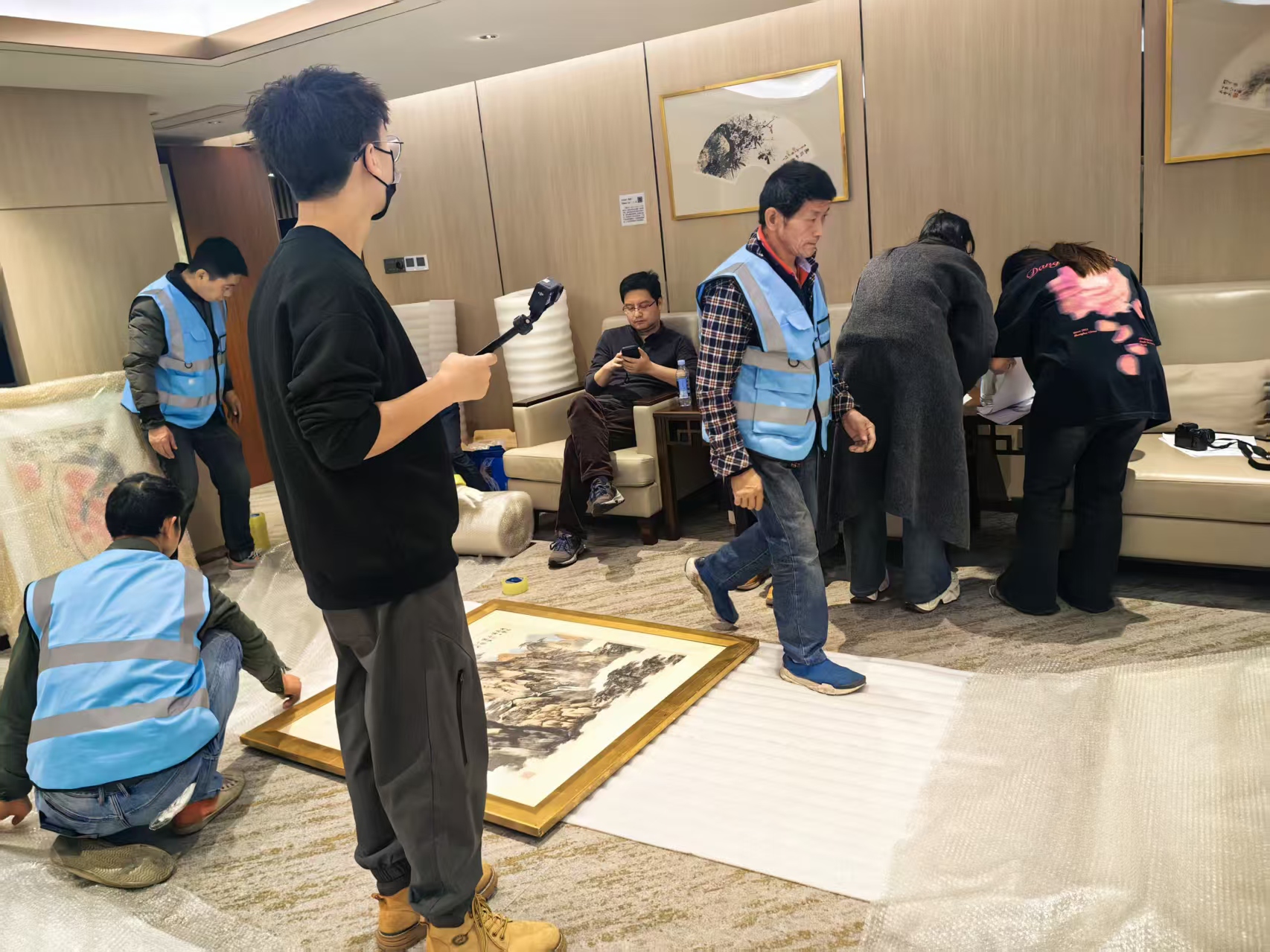 专属人员全程影像记录，每件藏品包装、转运、就位全程留痕可追溯