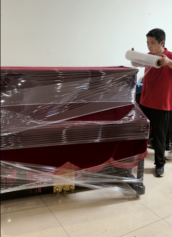 琴身整体包裹防护,琴脚、琴盖重点加固,搬运全程控制倾斜角度在安全范围