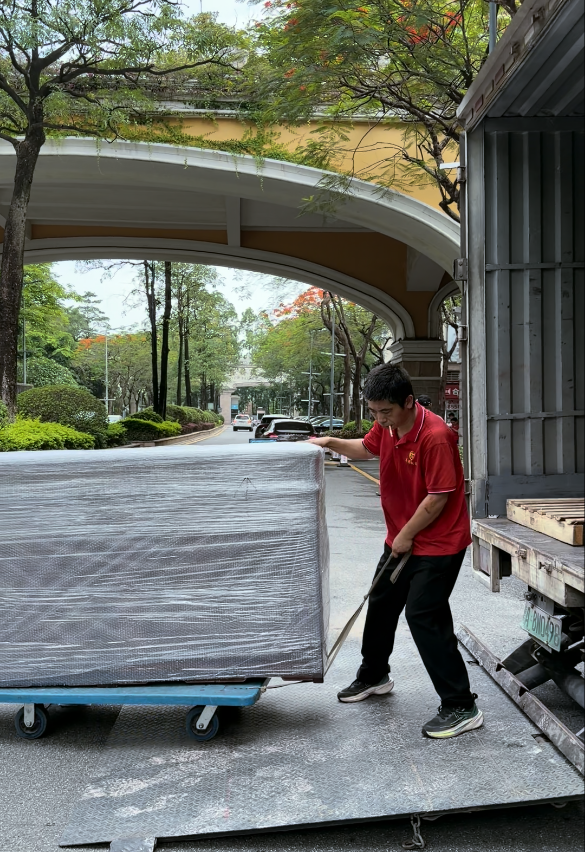 专用平板车平稳转运家具,社区内动线顺畅,衔接室内与吊装环节。