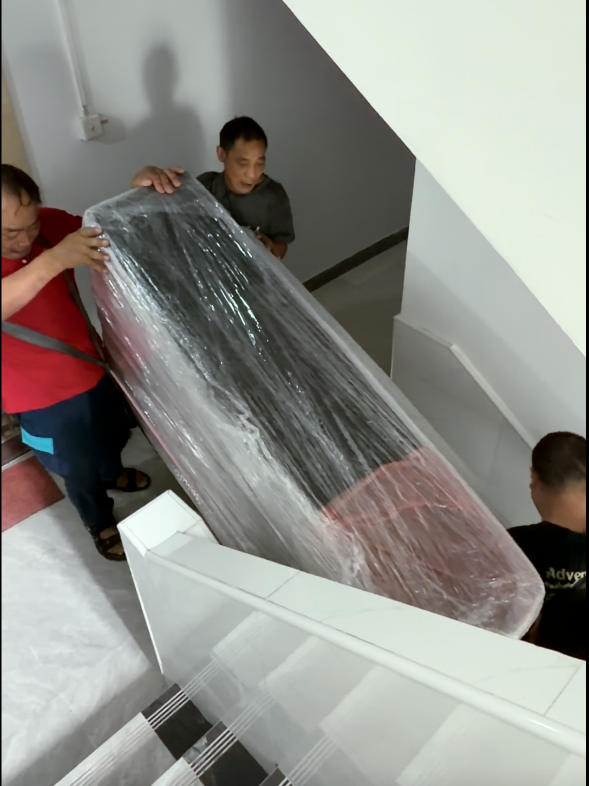 图注:三名师傅协同配合,调整钢琴倾斜角度缓慢通过楼梯转角,全程做好防护。