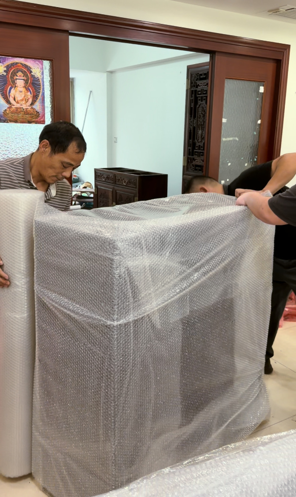 作业人员对红木家具做多层缓冲防护,边角重点加固,全程避免硬接触。