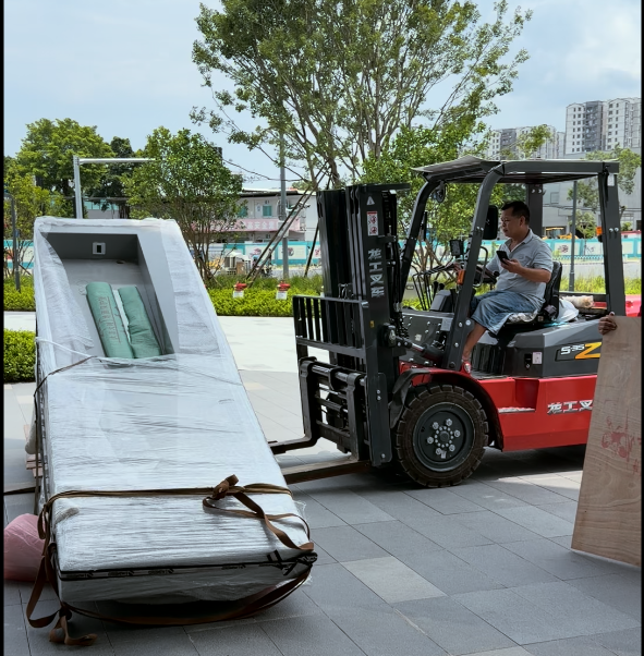 叉车辅助转运重型展示物料。持证叉车司机精准作业,配合室内团队完成物料转场衔接。
